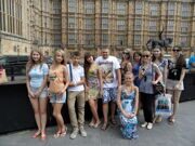 У здания Парламента